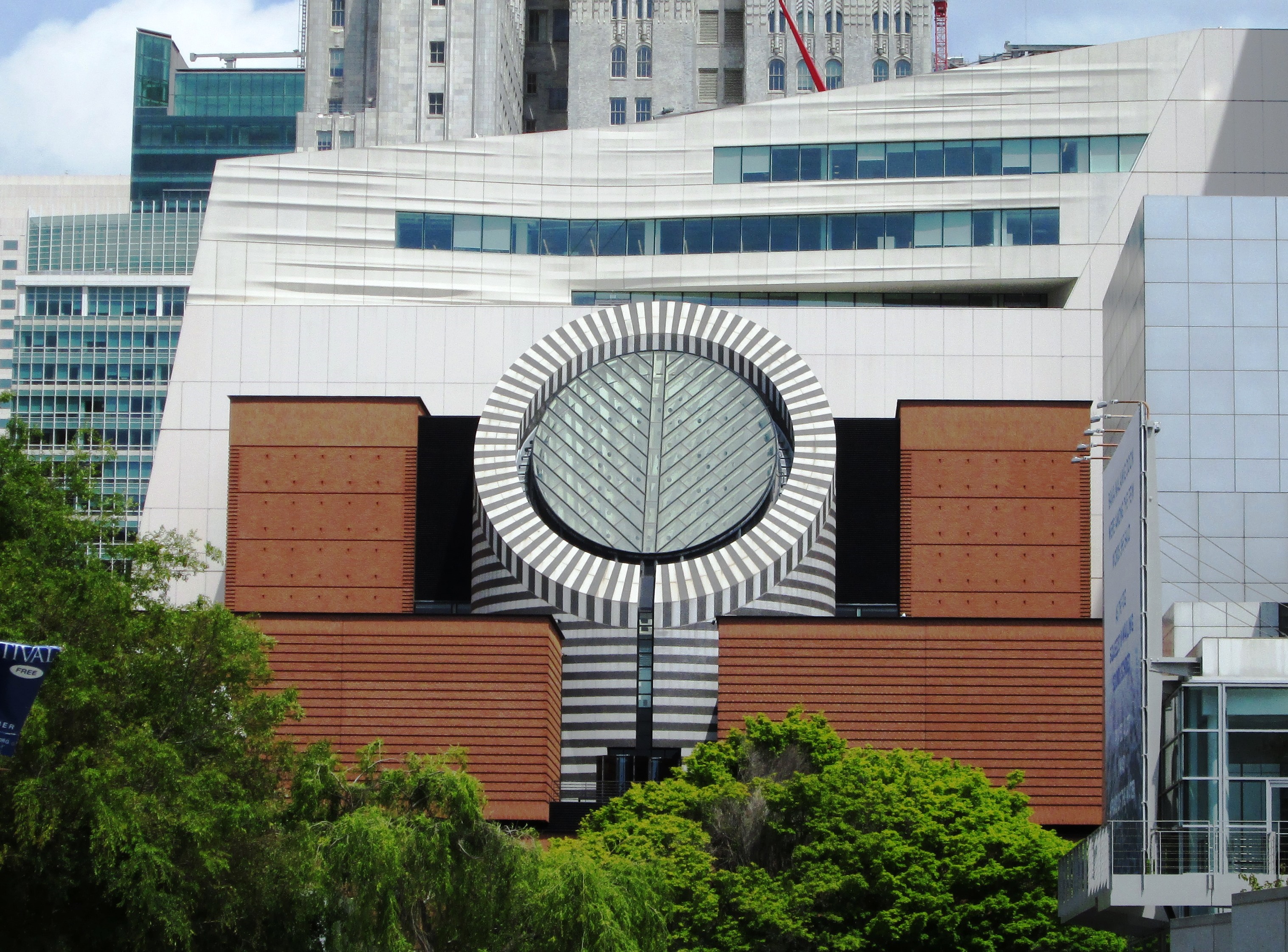 2017_SFMOMA_from_Yerba_Buena_Gardens